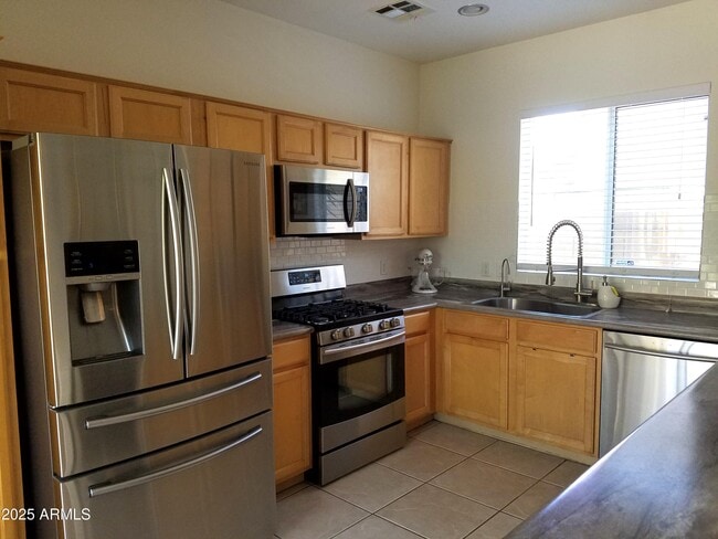 Building Photo - 646 E El Monte Pl