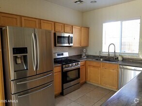 Building Photo - 646 E El Monte Pl