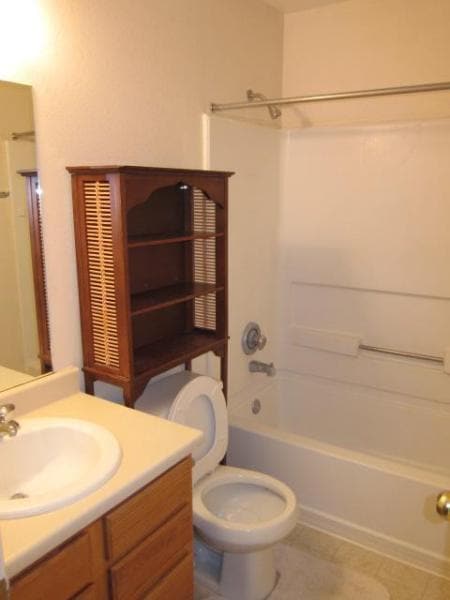 Building Photo - 402 Cam Andres