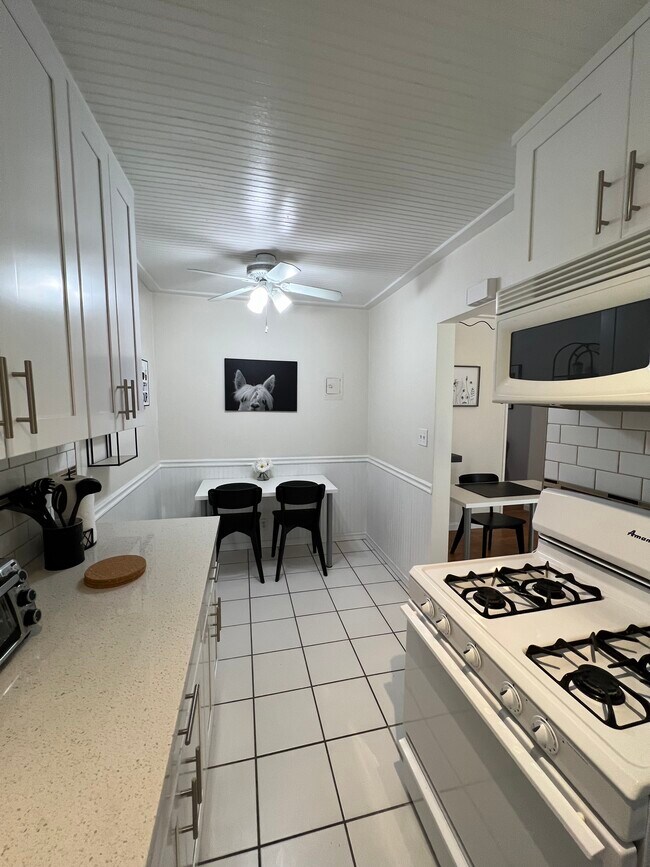 Comedor en la cocina #3 - Royal Alfred 726 N. Alfred