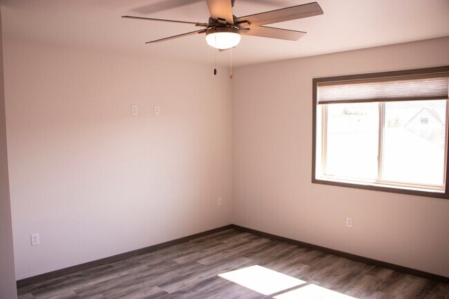 Building Photo - Stylish 2 Bed with a 2 Car Attached Garage...