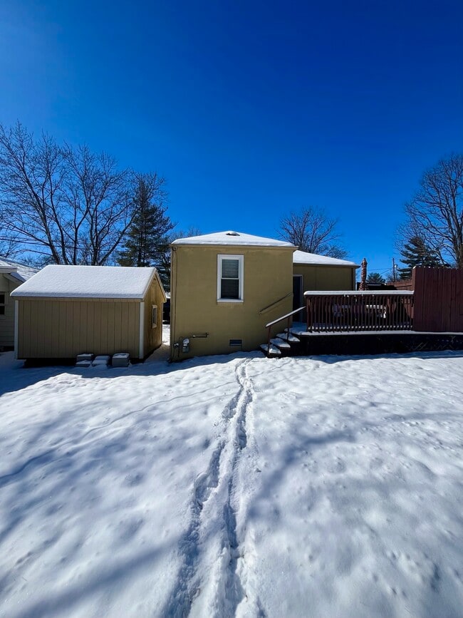 Foto del edificio - 161 Bosstick Ave