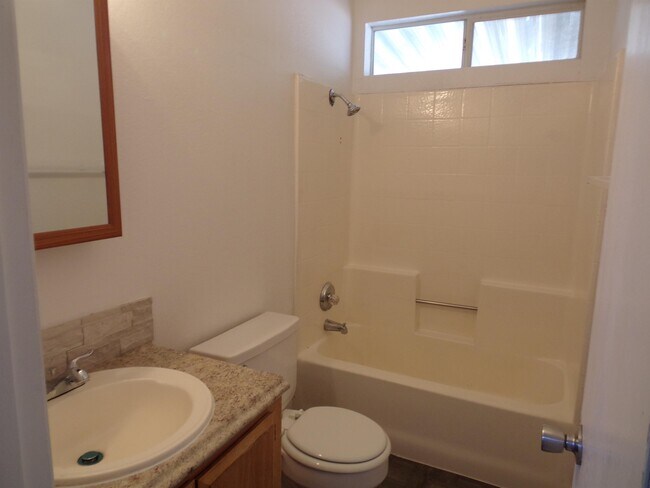 Foto del edificio - 21782 Wisteria St