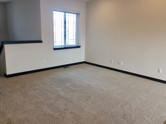Foto del edificio - Beautiful, spacious townhouse for rent