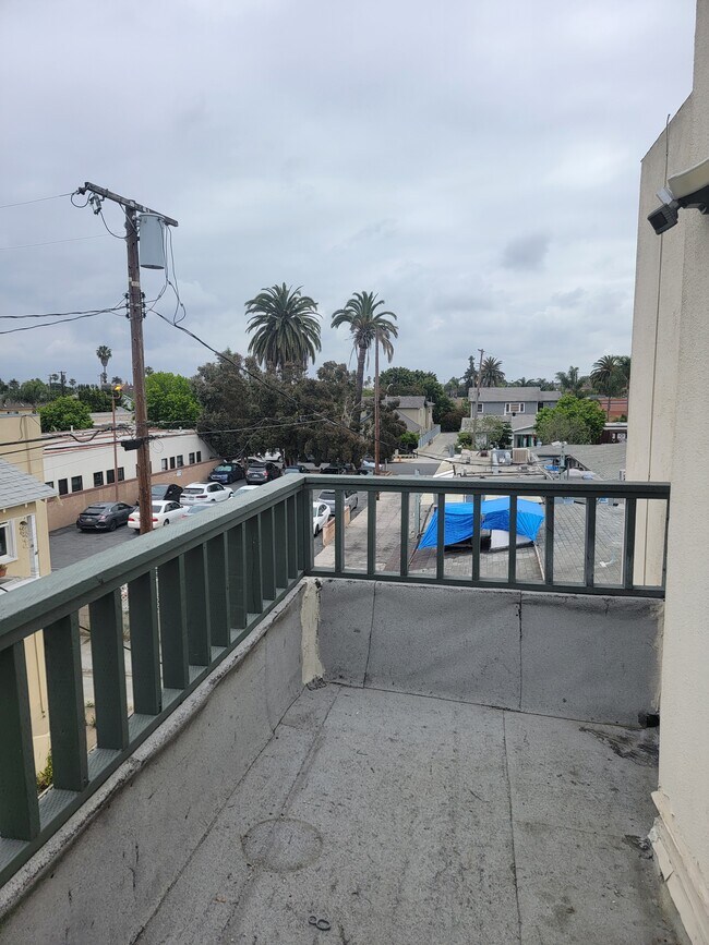 View 2 - 2611 E 4th St