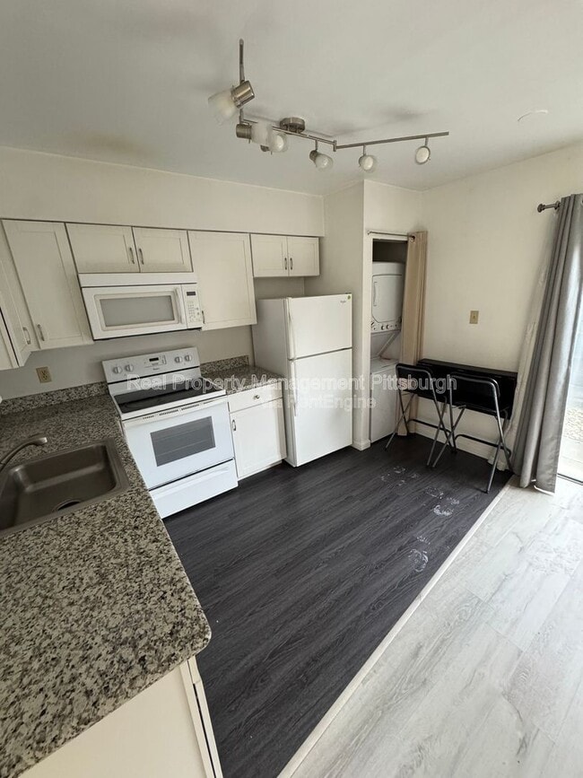 Photo - 3271 Niagara Square Apartment