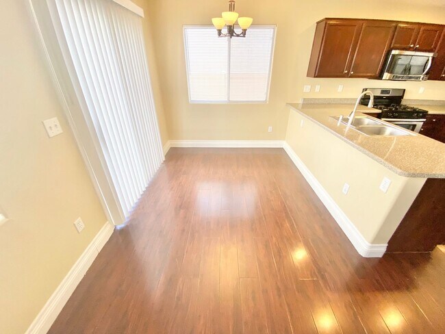 Building Photo - BEAUTIFUL 3 BEDROOM 2.5 BATHROOM 2 CAR GAR...