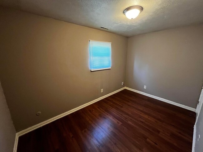 Building Photo - 2261 Springmont Ave