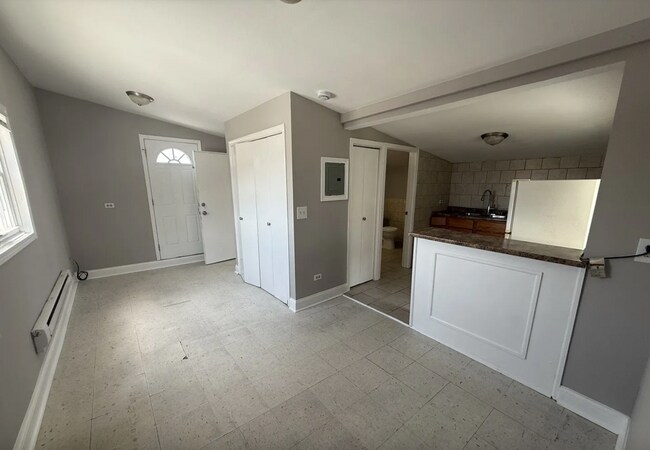 Foto del edificio - 2349 N Lorel Ave