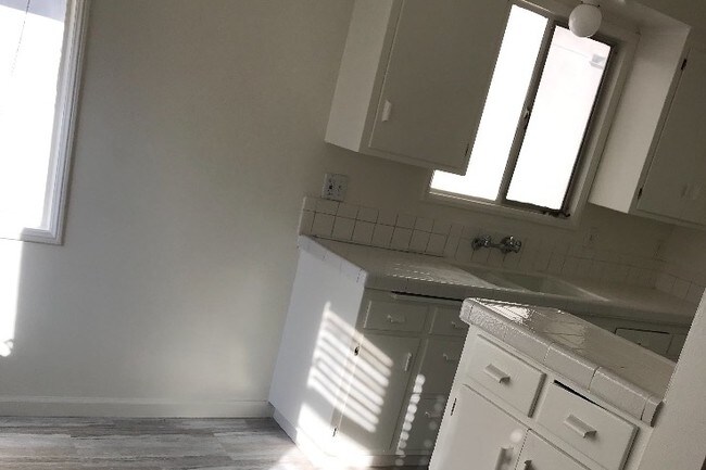 Kitchen - 1428 N Curson Ave
