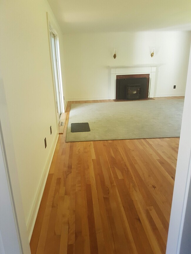 Sala de estar de un lado - 53 Dummerston Station Rd