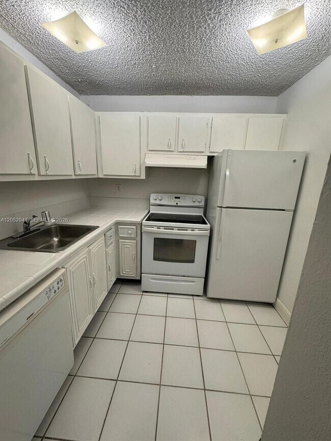 Foto del edificio - 488 NW 165th St