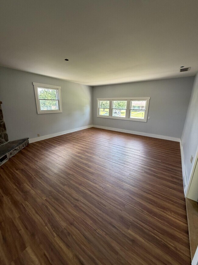Foto del edificio - 721 Wayland Dr