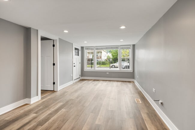 Building Photo - 4624 N Springfield Ave