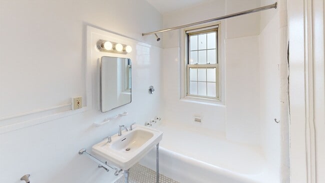 Foto del edificio - 1401 Beacon St