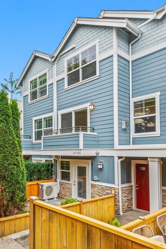 Primary Photo - Immaculate AIR CONDITIONED Townhome in Cov...