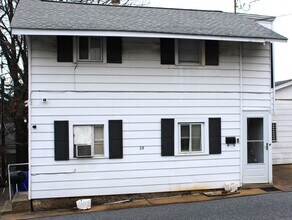 Building Photo - 28 W Maple St