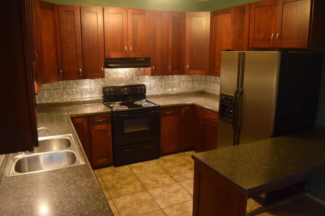 Kitchen - 1322 E Walnut St