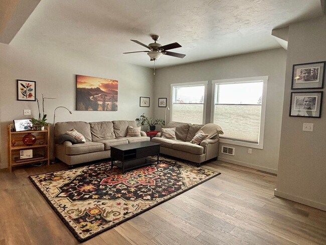 Foto del edificio - Victor - 4BR 3.5 Bath Townhouse Attached Garage