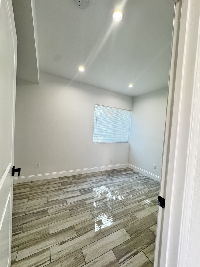 Foto del edificio - 9490 Obeck Ave
