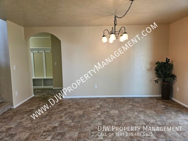 Building Photo - 4665 N Beaham Ave