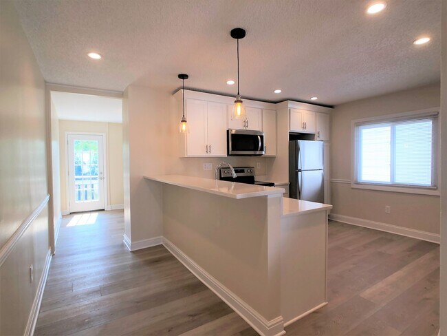 Foto del edificio - Large House with A/C, deck, updated kitchen, laundry, pet friendly September 1st