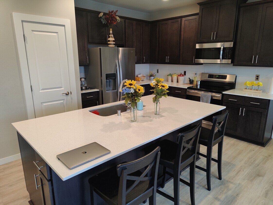 Huge Kitchen island + pantry - 1621 Seattle Hill Rd