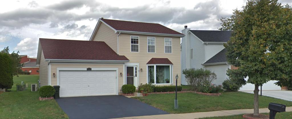 Front view of the house - 1039 Lakewood Cir