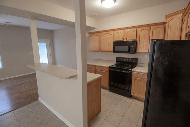 Building Photo - 1927 Center St