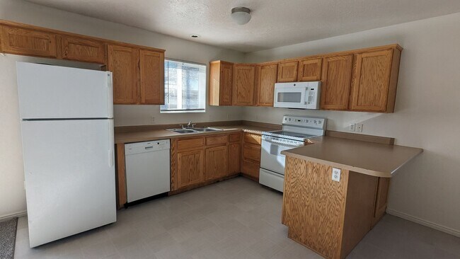 Building Photo - 3 Bedroom 2 Bath Twin Home, 2 Car Garage w...