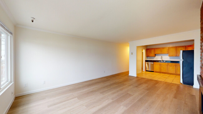 Building Photo - Updated 1 BR x 1 Bath 1 block from Ocean B...