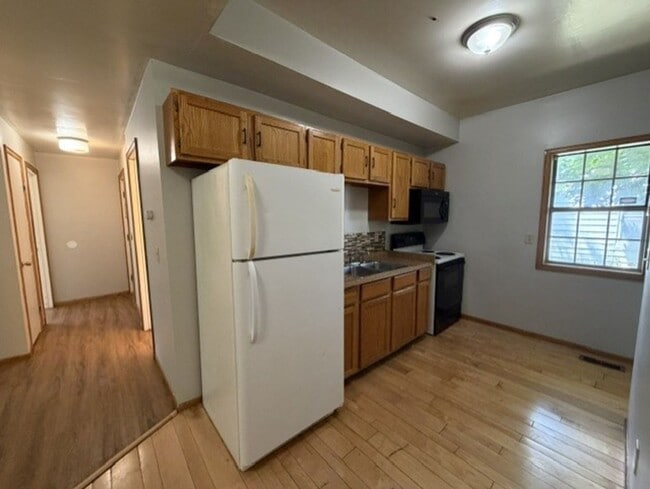 Building Photo - 653 Sherman St