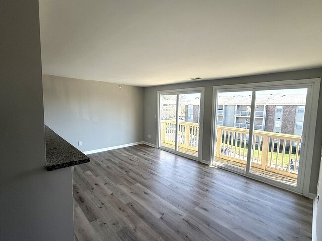 Building Photo - 3 BEDROOM CONDO. Walking Distance to Unive...