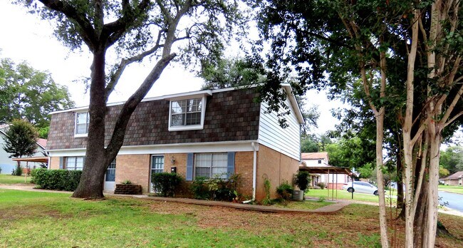 Foto del edificio - Charming 2 Bedroom, 1-1/2 Bath Duplex in T...