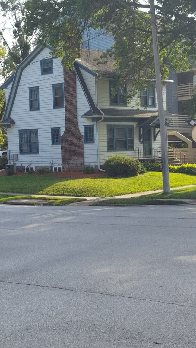 Building Photo - 629 Iowa Ave