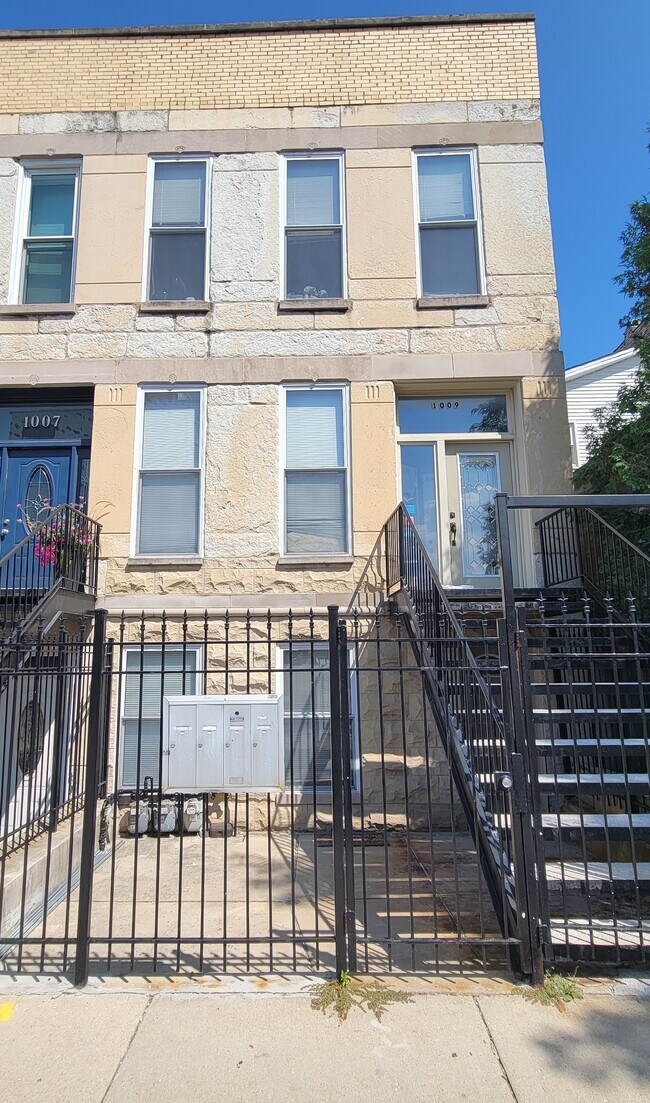 Building Photo - 1009 S Racine Ave