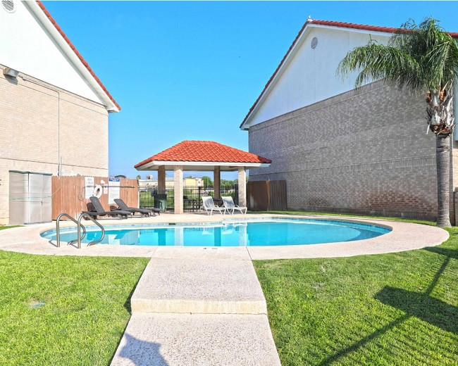 Building Photo - 7521 Country Club Dr