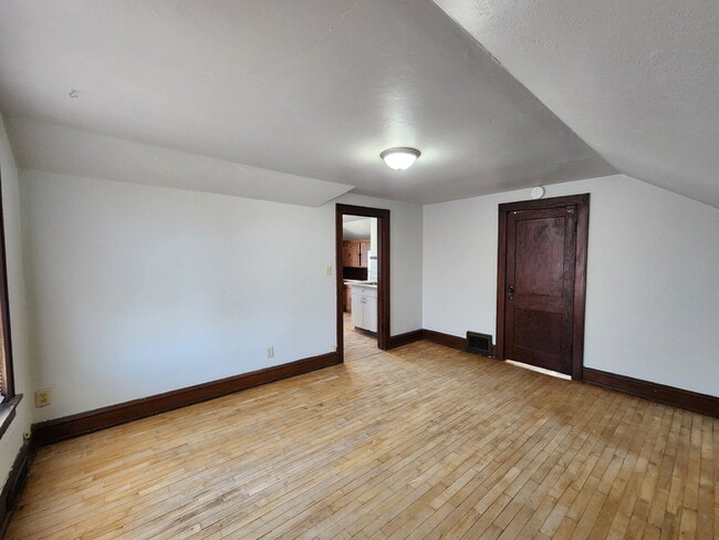 Building Photo - 1 Bedroom Upper