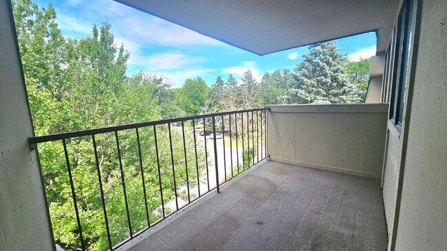 Foto del edificio - Well maintained 2-Bed 2-bath Oasis with Pool Access in Prime Bloomington Location 7-17