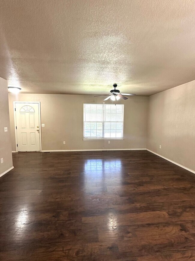 Foto del edificio - Spacious 3 Bedroom Home with 2-Car Garage