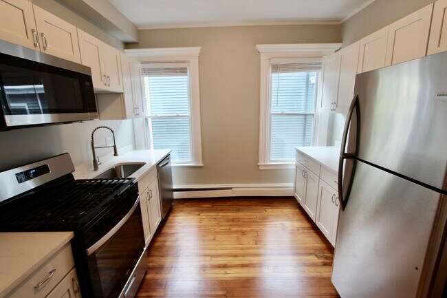 Building Photo - 53 Estes St