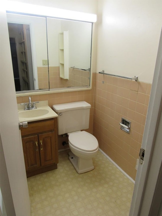 Building Photo - 714 Banner Circle