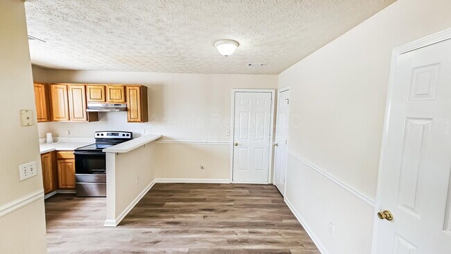 Building Photo - 263 Marsh Glen Dr