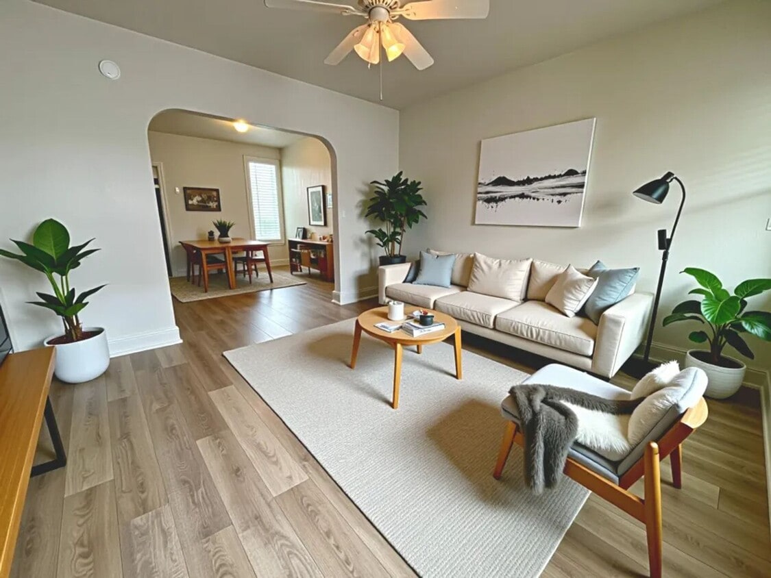 Primary Photo - Renovated 5 Bedroom 2 Bathroom in York!