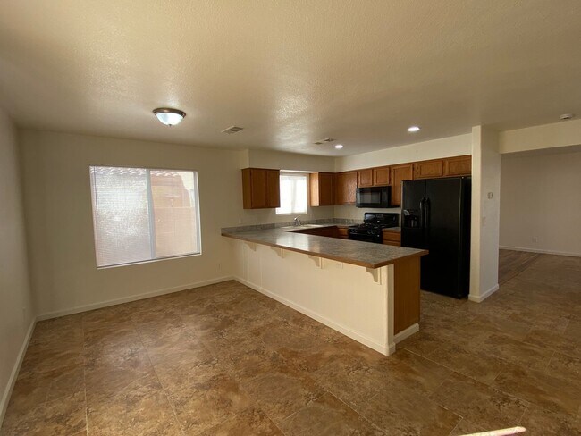 Foto del edificio - 3-bedroom, 2.5-bathroom, 2-Story 89156