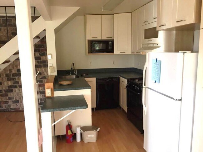 Building Photo - Epic RE . - Bright- open floor plan - -CLO...