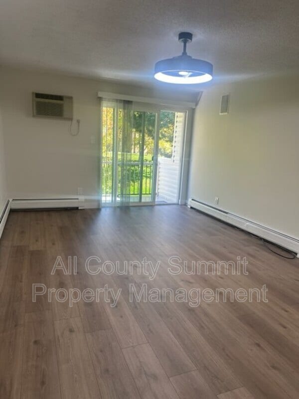 Building Photo - 1400 Golden Cir