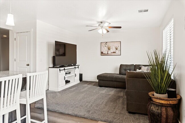 Foto del edificio - "Charming 4-Bed Retreat with 2.5 Baths in ...