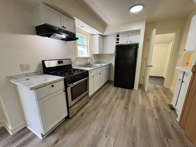 Foto del edificio - Freshly Updated 2 Bedroom Home with Bonus Room in North Hill