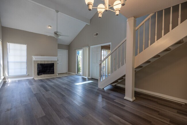 Foto del edificio - ONE FREE MONTH ON 13 MONTH LEASE! Welcome ...